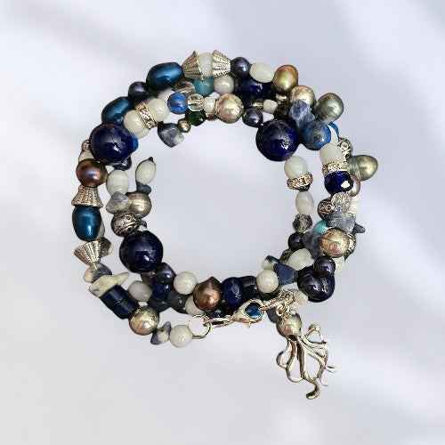 MEMORY WIRE WRAP BRACELET WITH A CUTE CHARM
