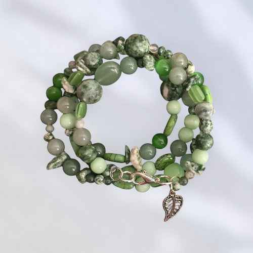 MEMORY WIRE WRAP BRACELET WITH A CUTE CHARM