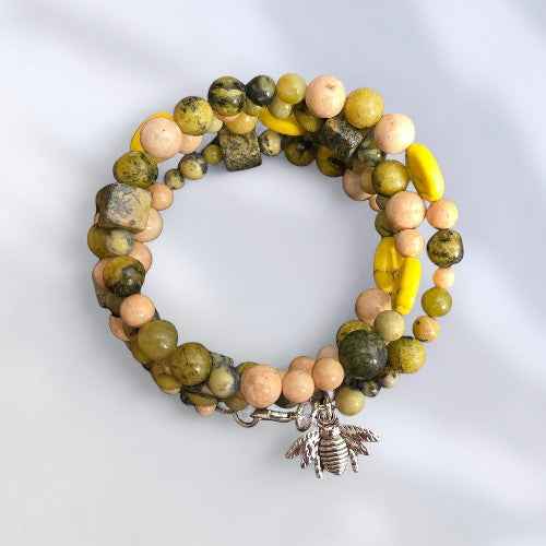 MEMORY WIRE WRAP BRACELET WITH A CUTE CHARM