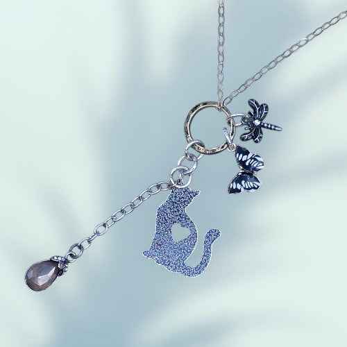 A LONG CHAIN NECKLACE WITH A CUTE CAT CHARM