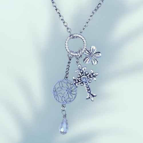 A LONG CHAIN NECKLACE WITH A SEVERAL CHARMS