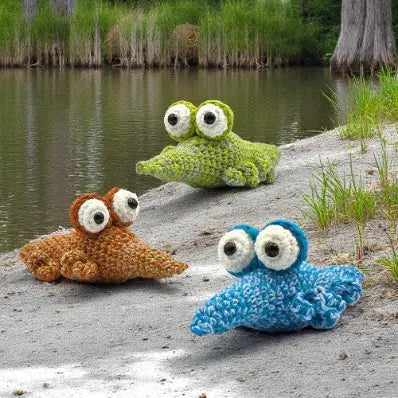 3 CROCODILE TOYS AT THE LAKE